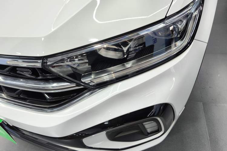 Used Volkswagen T-ROC 2025 Facelifted 300TSI DSG Two-Wheel-Drive Chen Guang Edition Left Front Headlight