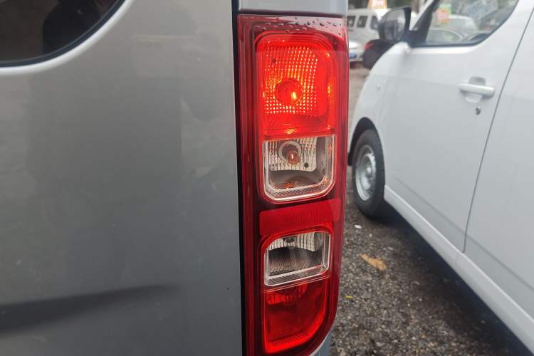 Used Wuling Yangguang 2024 300KM Comfort Version Passenger Van 75kW
