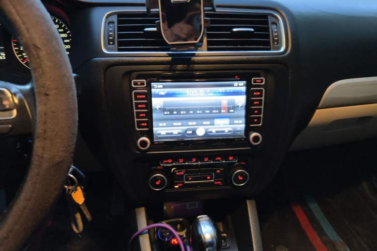 Used Volkswagen Sagitar 2012 1.4TSI Automatic Luxury Edition Audio And AC Panel