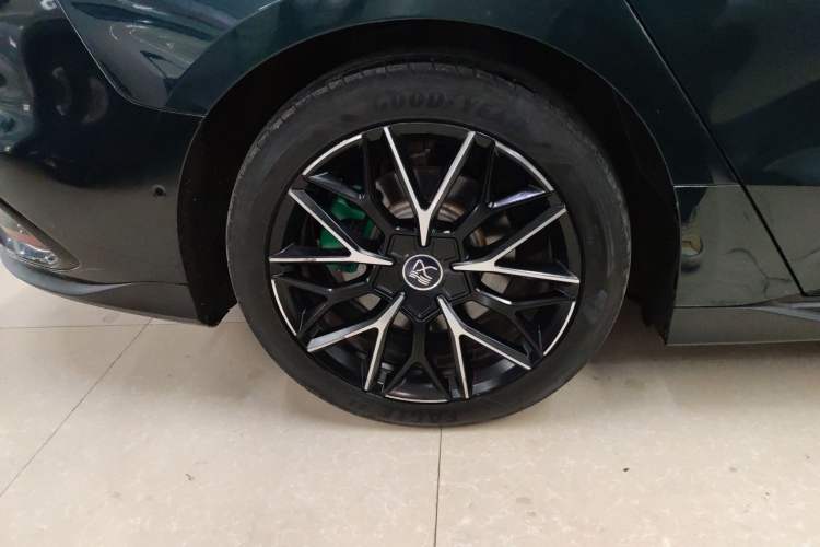 Used BYD Han 2022 EV 610 km All-Wheel-Drive Qianshan Cui Limited Edition Right Rear Wheel Hub