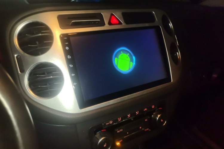 Used Volkswagen Tiguan 2010 2.0 TSI Automatic All-Wheel Drive Flagship Edition Audio And AC Panel