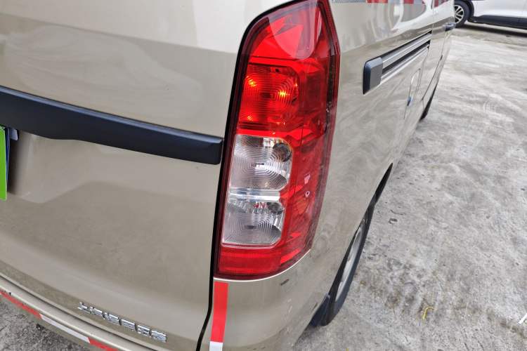 Used Wuling Hongguang V 2022 1.5L Jingqu Edition Enclosed-Window Vehicle with Hydraulic Power Steering LAR