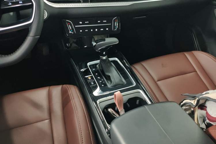 Used Bestune B70 2025 Dragon Edition 1.5T Quality Enjoyment Model Gear Lever