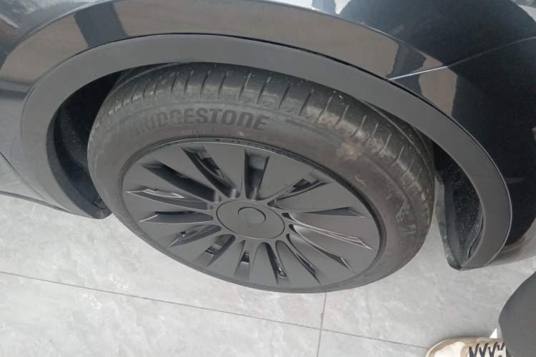 Used Tesla Model Y 2024 Long-Range All-Wheel-Drive Version Right Front Wheel Hub