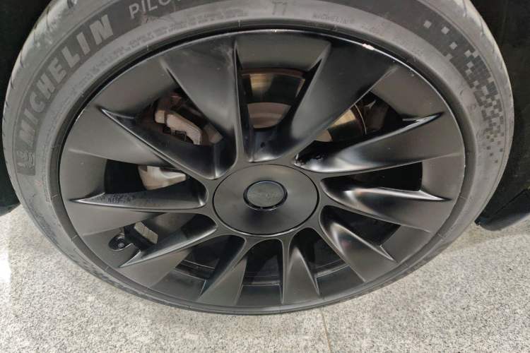 Used Tesla Model Y 2021 Long-Range All-Wheel-Drive Version 3D7 Right Rear Wheel Hub