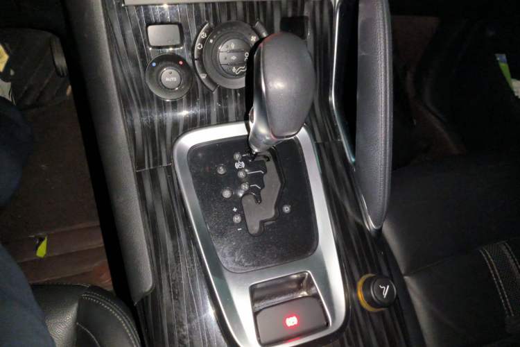 Used Peugeot 3008 2015 2.0L Automatic Trend Edition Gear Lever