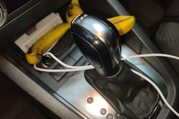 Used Volkswagen Sagitar 2012 1.4TSI Automatic Fashion Edition Gear Lever