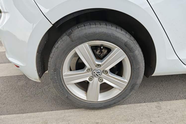 Used Volkswagen Golf 2014 1.4TSI Automatic Comfort Model Right Rear Wheel Hub