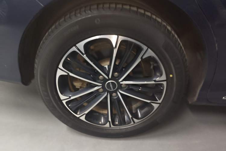 Used Roewe iMAX8 2022 400TGI Prestige Edition Right Rear Wheel Hub