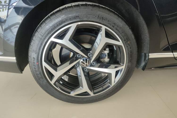 Used Volkswagen Magotan 2023 2 Million Units Limited Edition 330TSI DSG Leading Version Right Rear Wheel Hub
