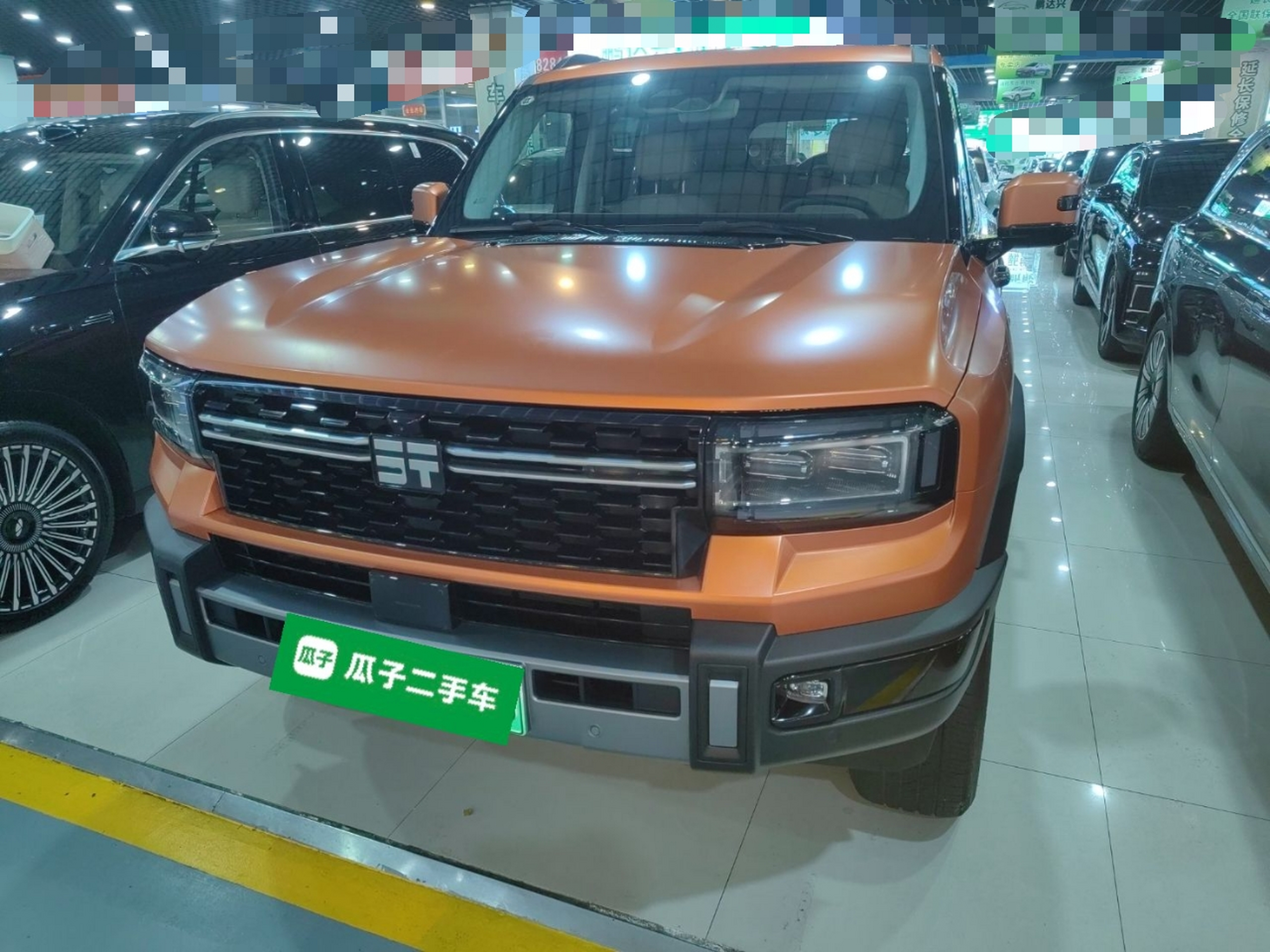 تحت مقدمة السيارة