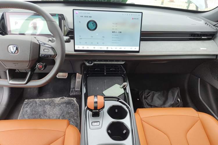 Used CHANGAN UNI-V 2025 Model Third-Generation 2.0T Dynamic Edition Audio And AC Panel