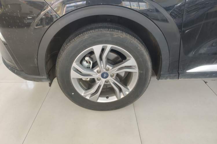 Used Ford Equator Sport 2023 EcoBoost 170 Elite Model Left Front Wheel Hub