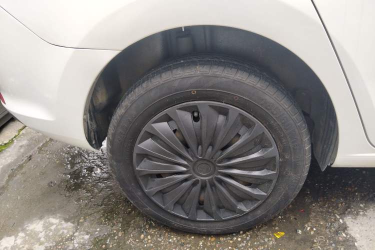 Used Skoda Rapid Spaceback 2016 Revised Version 1.6L Manual Front-Drive Edition Right Rear Wheel Hub