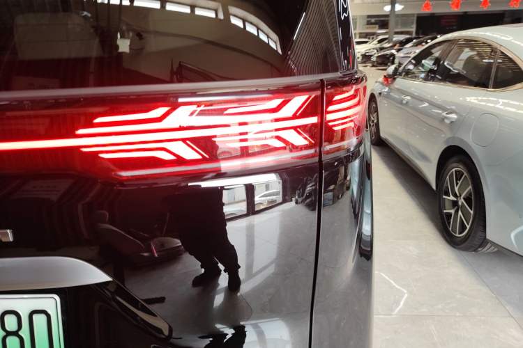 Used Denza D9 2024 DM-i 970 Luxury Model
