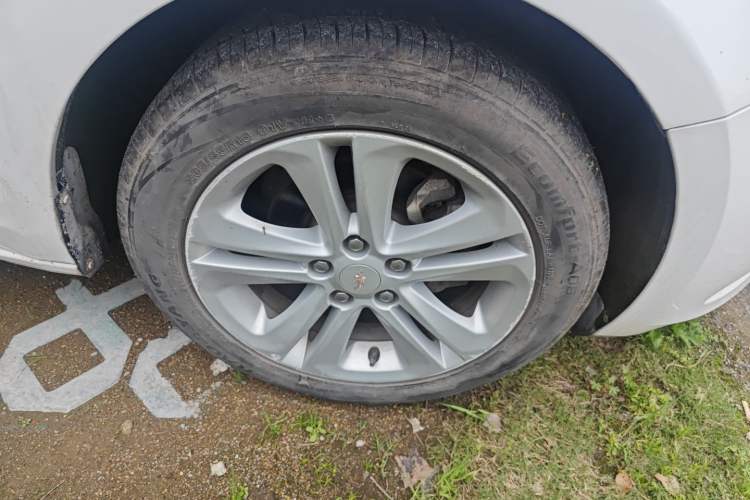 Used Chevrolet Cruze 2016 1.5L Automatic Stylish Sunroof Version Right Front Wheel Hub