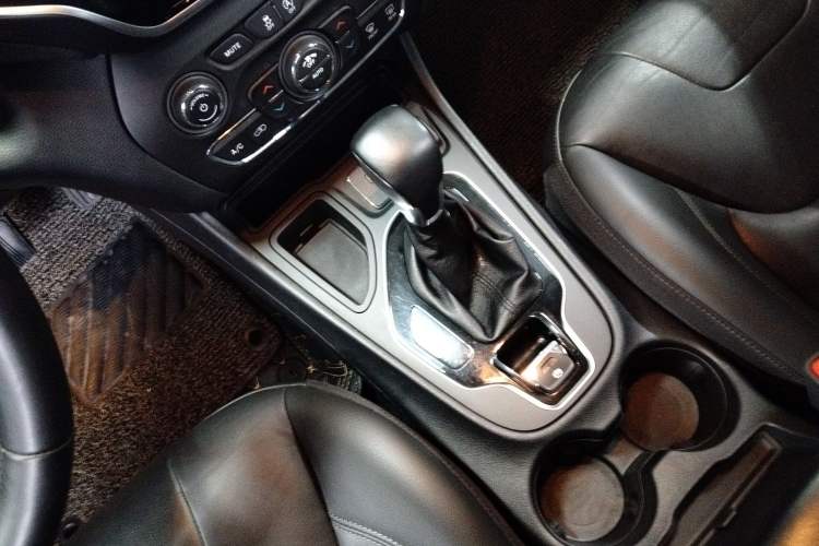 Used Jeep Cherokee 2019 2.0T Two-Wheel Drive Smart Enjoyment Version China VI