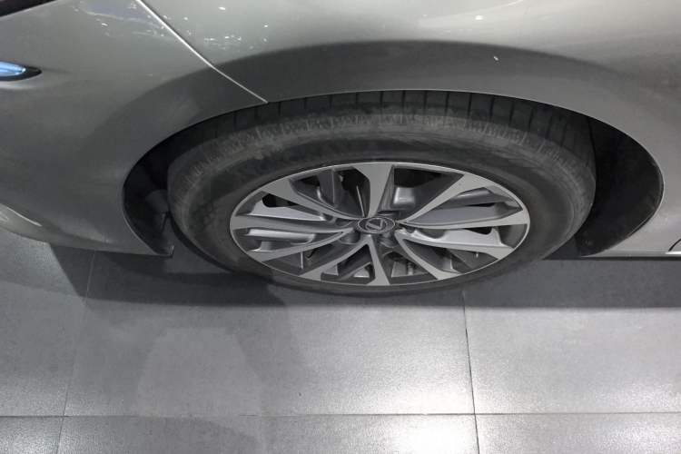 Used Lexus ES 2022 200 Excellence Edition Left Front Wheel Hub