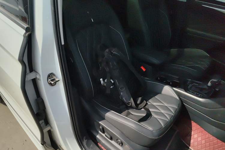 Used Volkswagen Tiguan L 2023 Facelifted 380TSI Automatic All-Wheel Drive R-Line Plus Version 7-Seater Right Front Seat