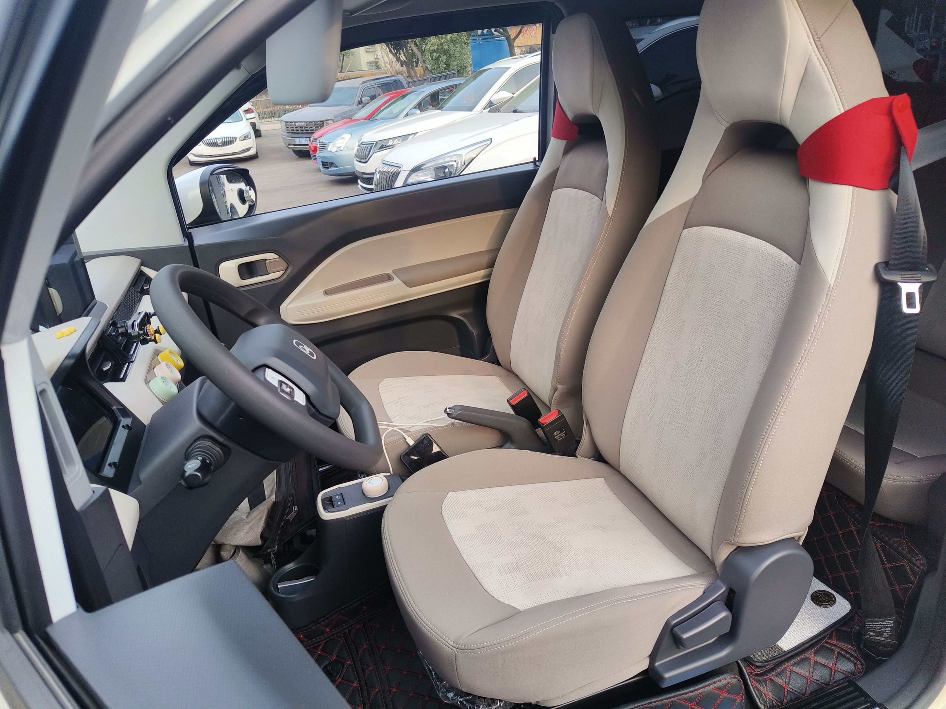 المقاعد الأمامية داخل السيارة