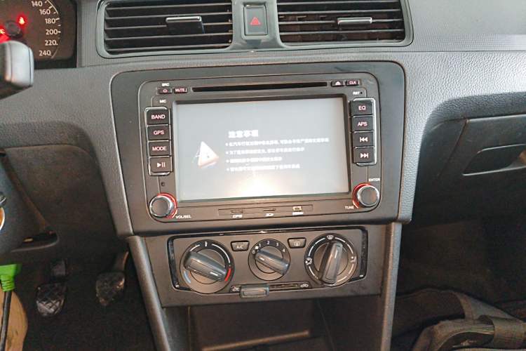 Used Volkswagen Santana 2015 1.4L Manual Fashion Edition
