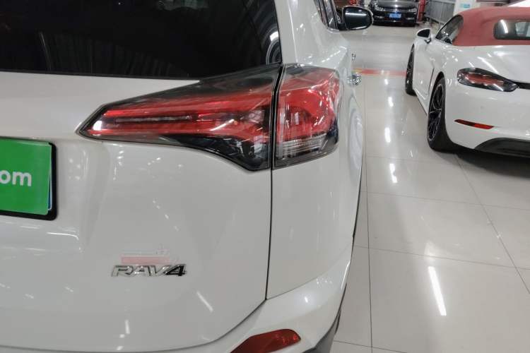 Used Toyota RAV4 2016 2.0L CVT Two-Wheel Drive Fashion Edition China V Standard