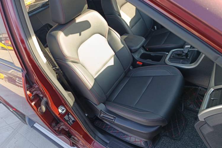 Used SAIC MAXUS T60 2017 2.0T Gasoline Automatic Two-Wheel Drive High-Ride Elite Standard Cabin
