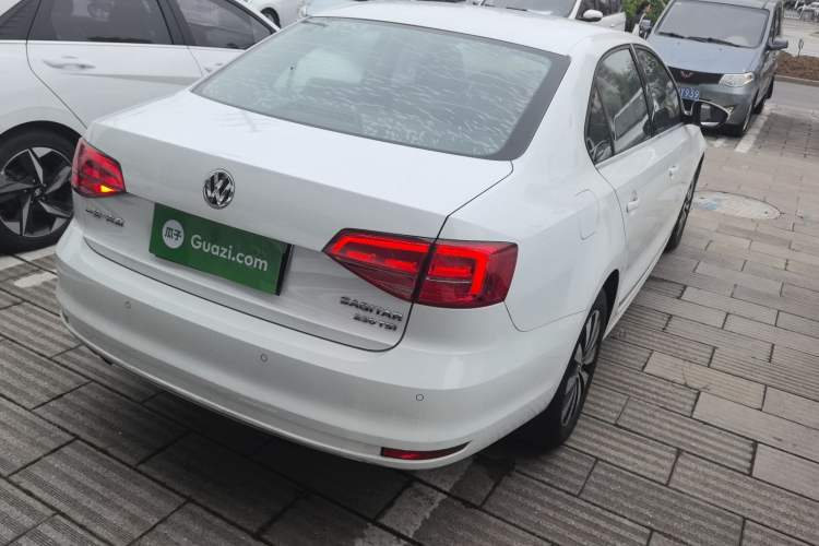 Used Volkswagen Sagitar 2017 230TSI Automatic Comfort Version
