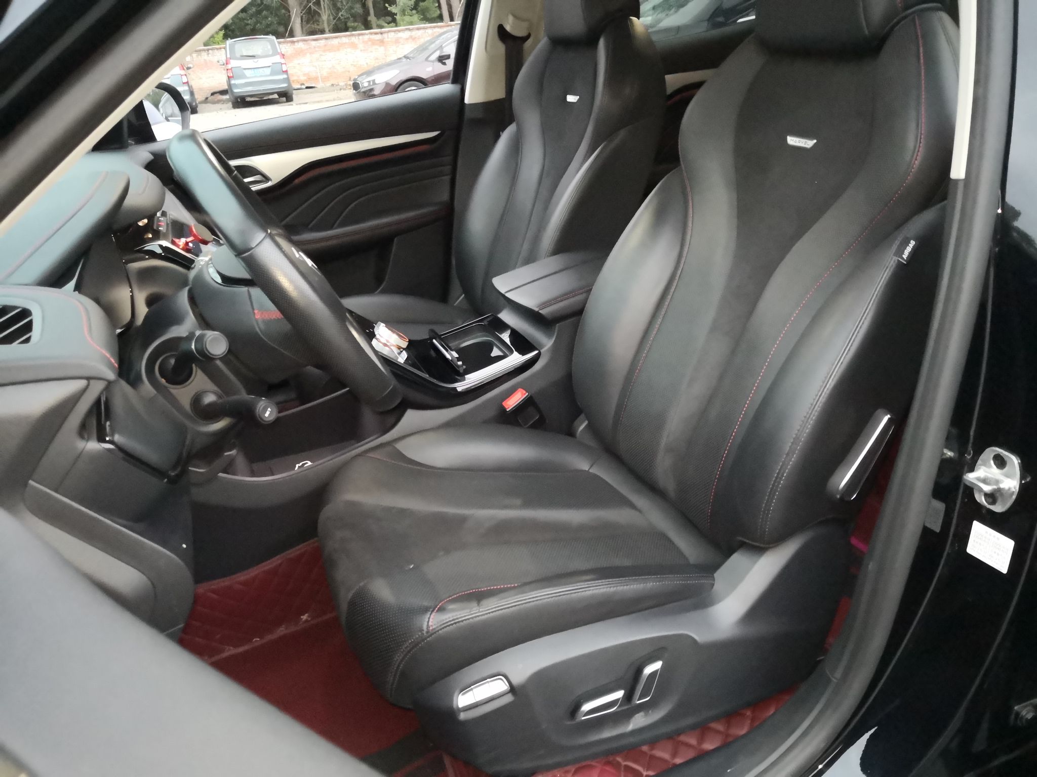 المقاعد الأمامية داخل السيارة