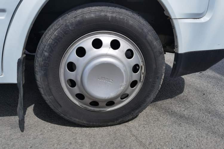 Used JMC Transit 2021 2.8T Space King Taurus Long Wheelbase Mid-Height Roof with Rear Dual Tires 3-Seater Diesel China VI Emission Standard JX493 Right Front Wheel Hub