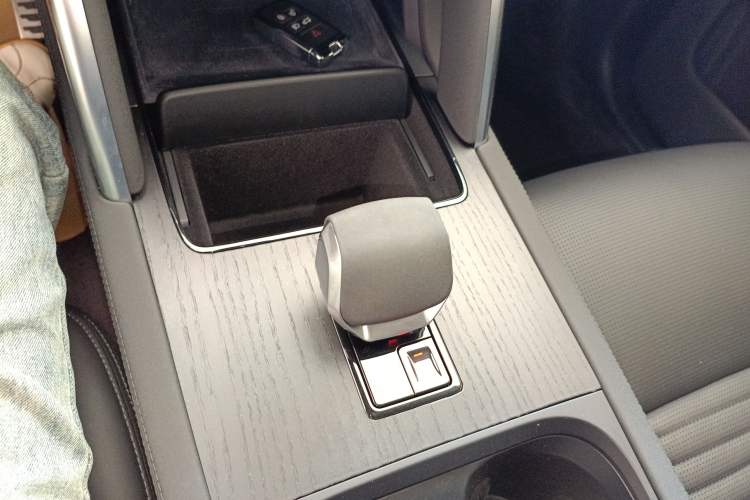 Used Land Rover Discovery Sport 2024 Luxury Custom Edition Gear Lever