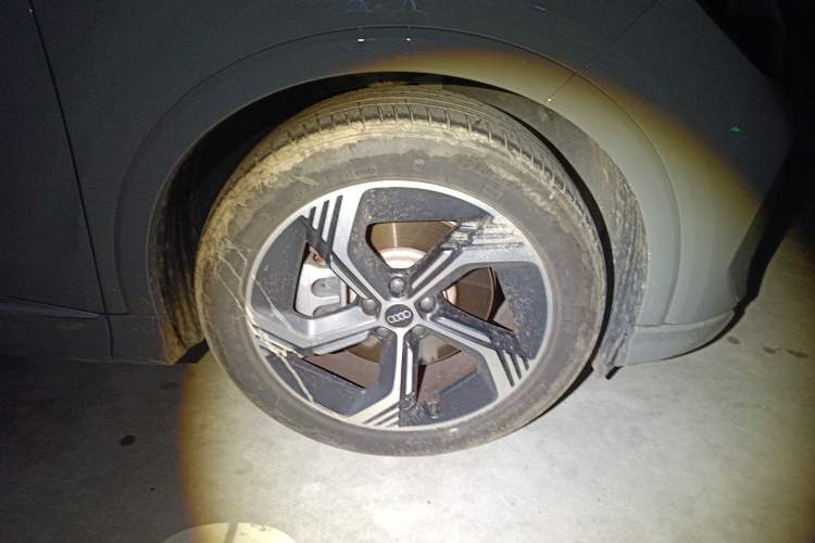 Used Audi Q4 e-tron 2024 40 e-tron Boundary Edition Right Front Wheel Hub