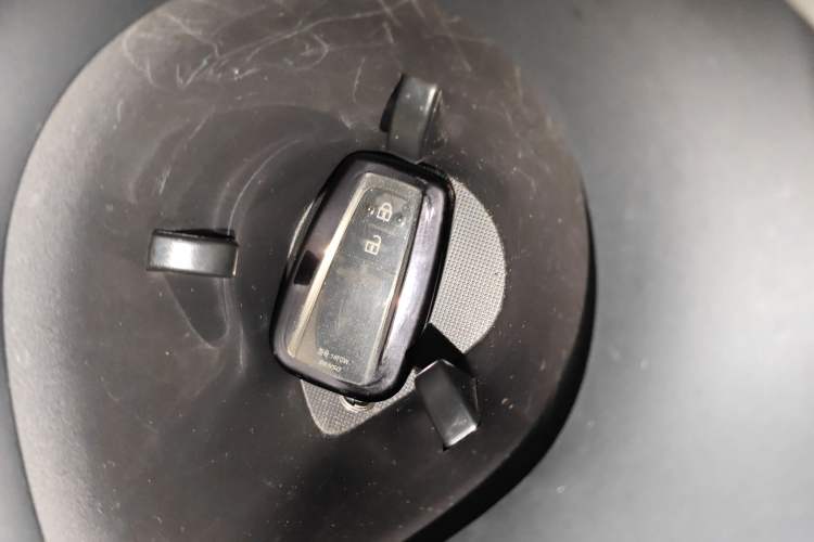 Used Toyota IZOA 2021 Dual-Motor 2.0L Yixiang Edition Interior 1