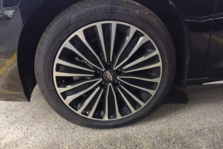 Used Fengyun A8L 2025 1.5 TGDI 145 km Luxury Version Exterior 7