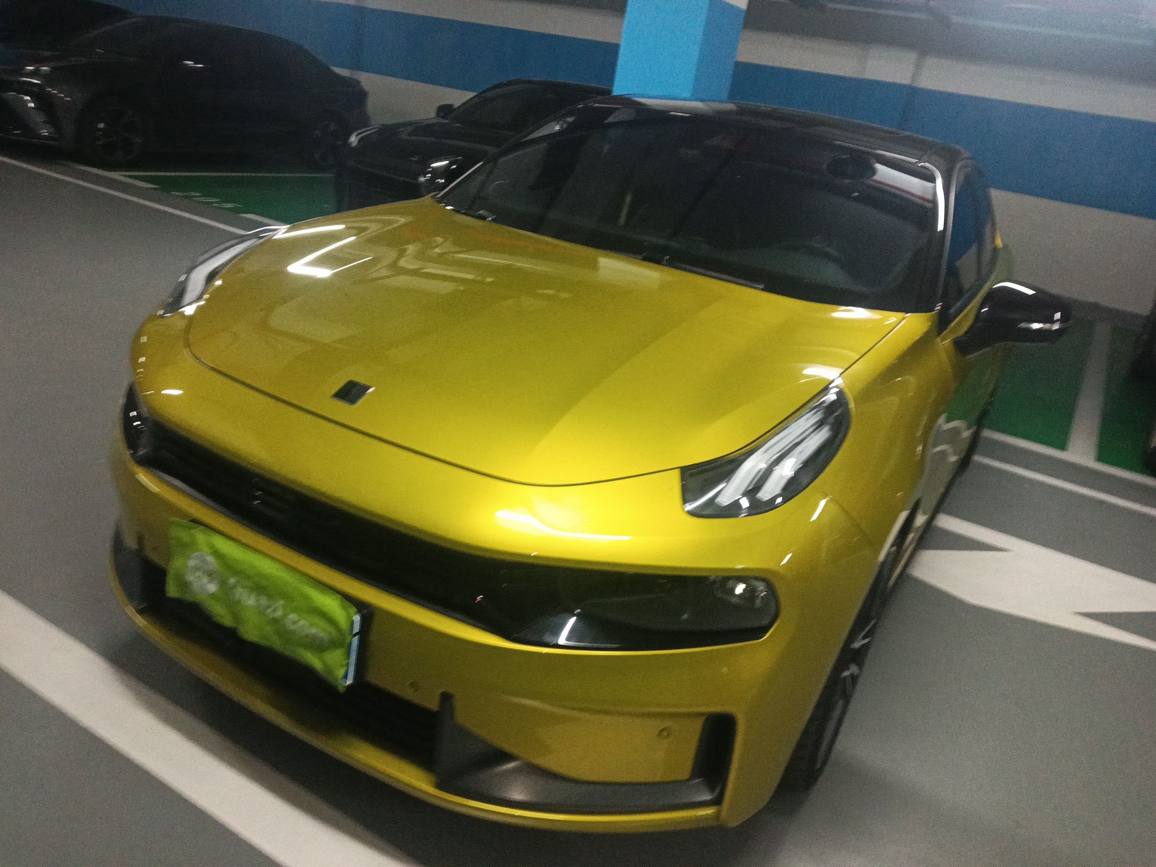 Под передней частью автомобиля