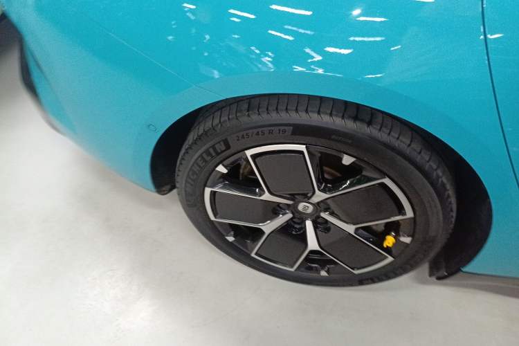 Used Xiaomi Auto SU7 2024 Rear-Drive Ultra-Long Range Advanced Pro-Level Intelligent Driving Version Right Rear Wheel Hub