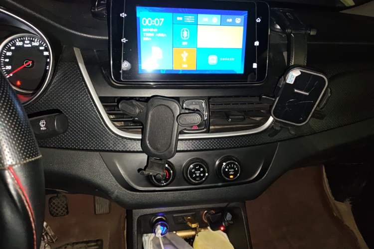 Used Baojun 730 2021 1.5L Manual Fashion Version 7 Seats Audio And AC Panel