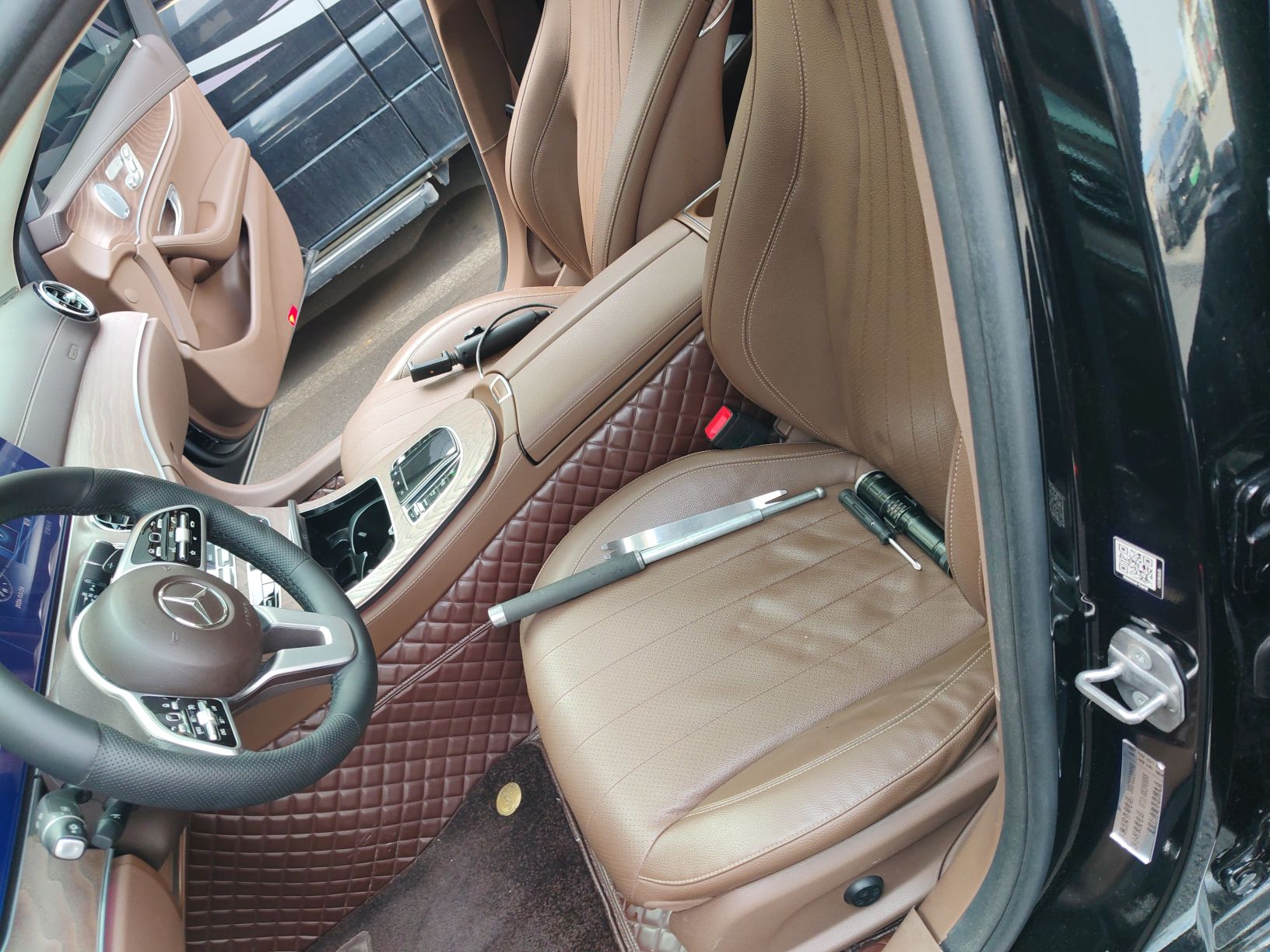 Переднее сиденье в автомобиле