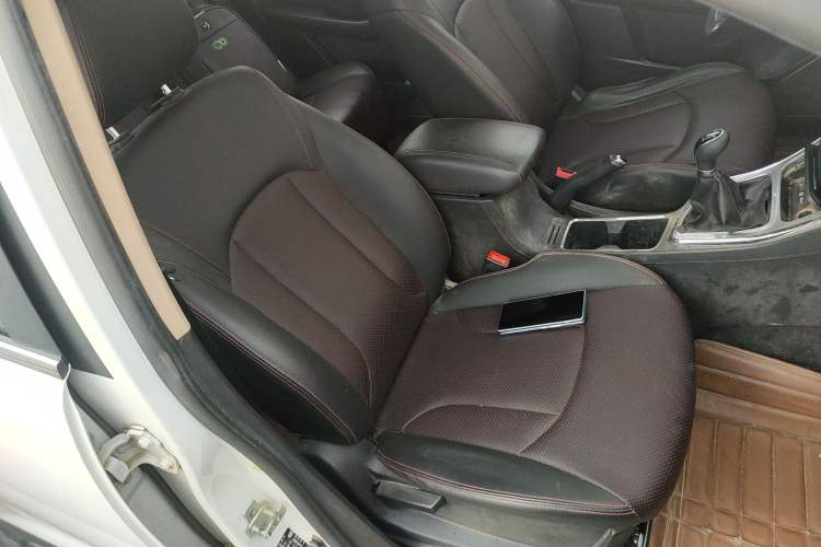 Used Baojun 560 2015 1.8L manual luxury version
