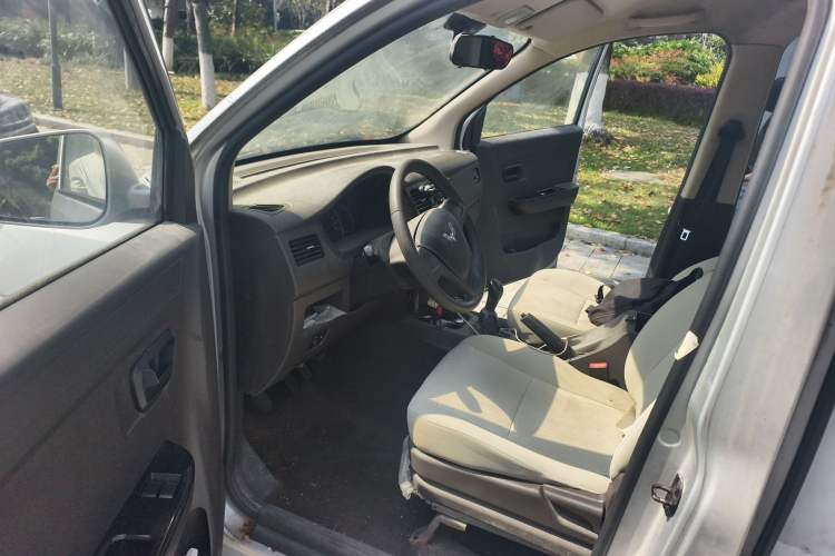Used Wuling Rongguang V 2016 1.5L Standard Version
