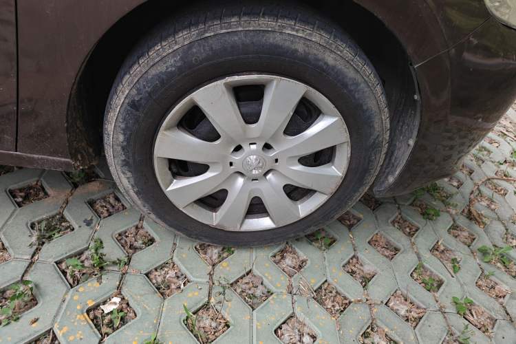 Used Peugeot 301 2014 1.6L Manual Comfort Edition Right Front Wheel Hub