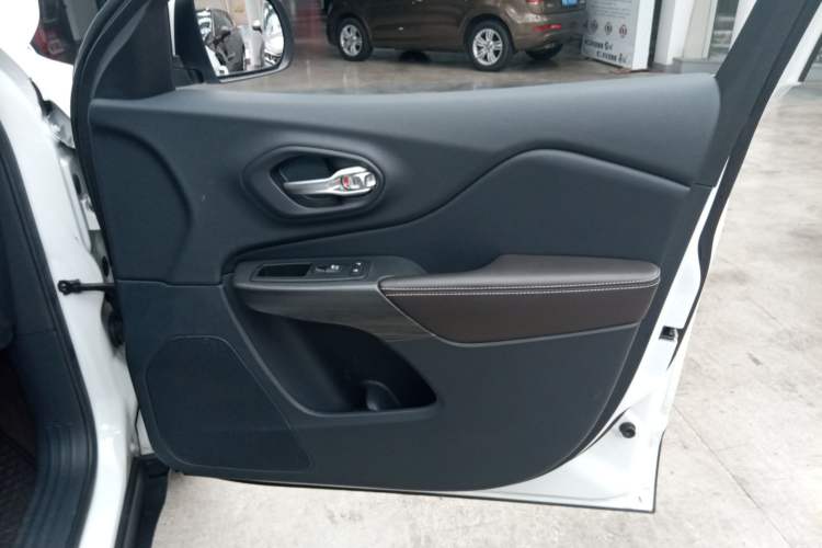 Used Jeep Cherokee 2015 2.4L Elite Edition
