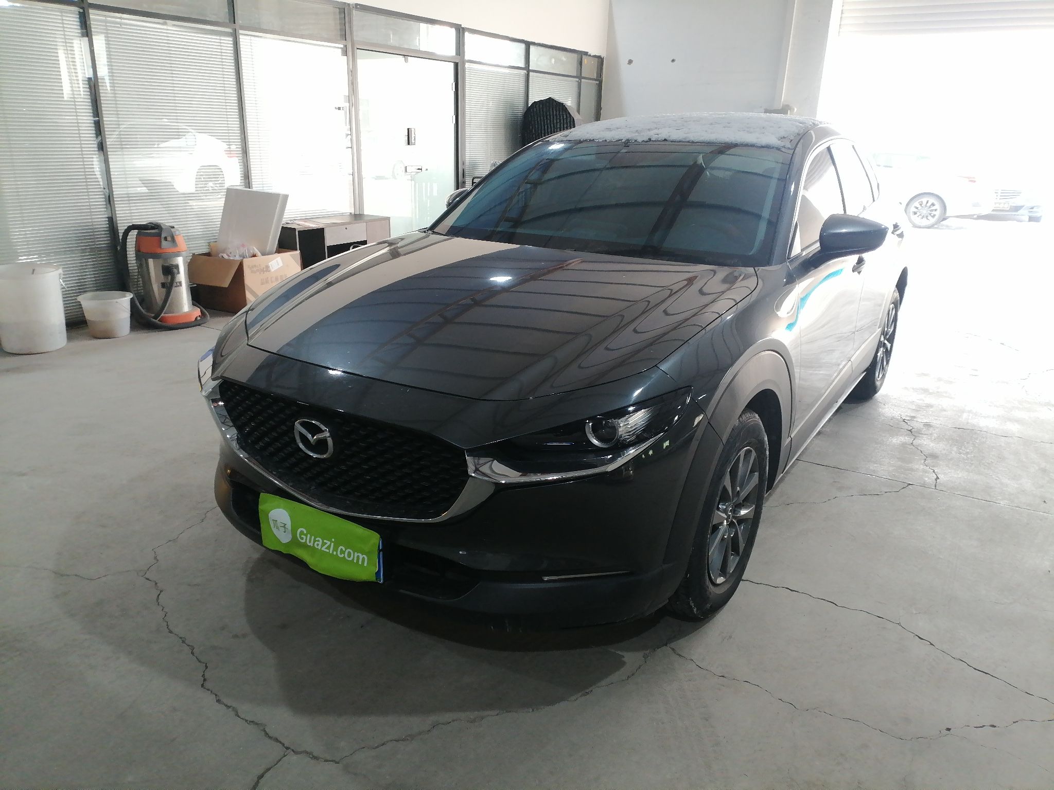 تحت مقدمة السيارة