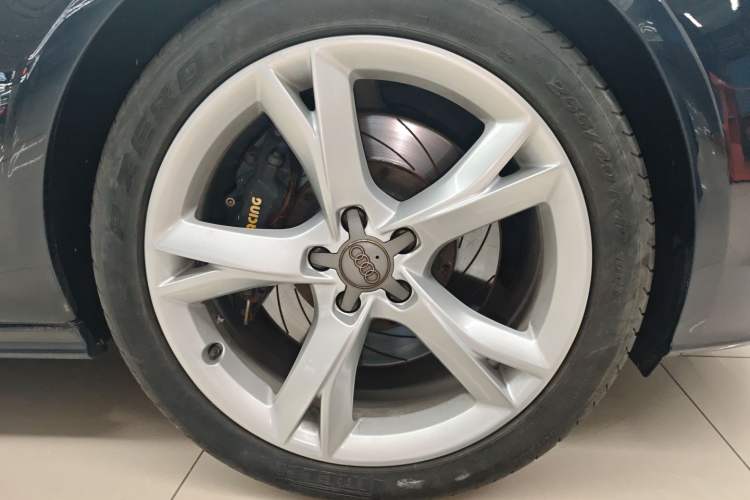 Used Audi A7 2014 35 FSI quattro Technology Edition Right Front Wheel Hub