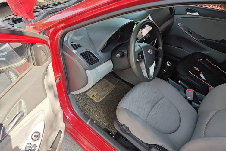 Used Hyundai Verna (older generation) 2014 1.4L Manual Top-Tier Model TOP
