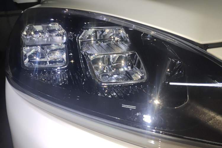 Used Ford Escape 2020 EcoBoost 245 Two-Wheel-Drive Titanium Edition Right Front Headlight