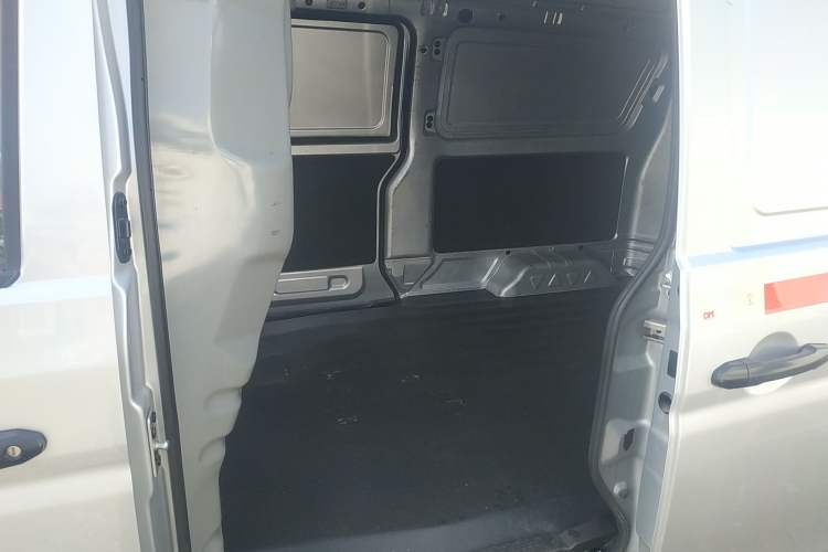 Used Jinbei Hiace X30 2023 1.5L Super-Enjoyment Van 2/5 Seats Non-Air-Conditioned Version SWC15M
