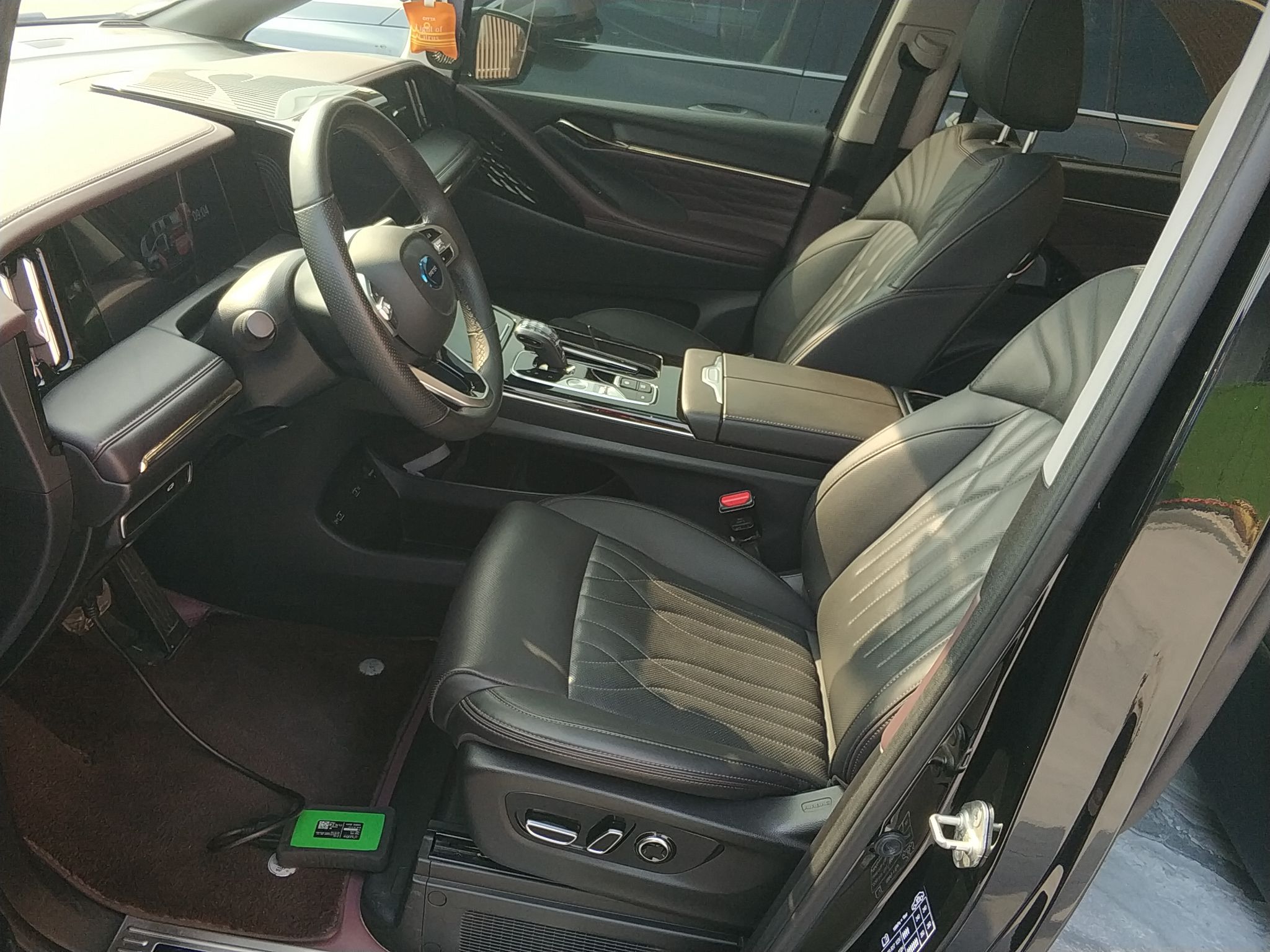 المقاعد الأمامية داخل السيارة