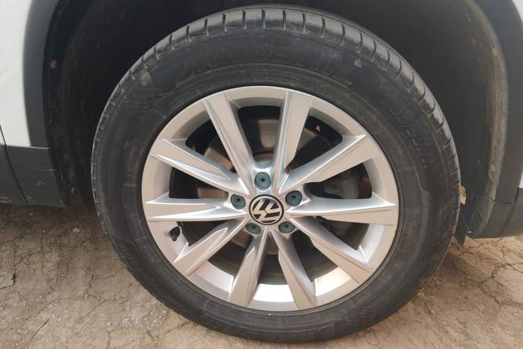 Used Volkswagen Tiguan 2016 280TSI Automatic Two-Wheel-Drive Silk Road Style Edition Right Front Wheel Hub