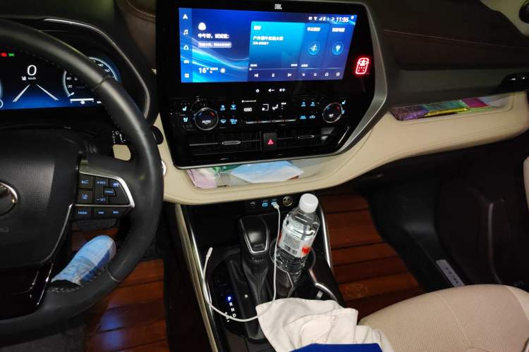 Used Toyota Highlander 2022 Dual-Engine 2.5L Four-Wheel Drive Supreme Edition 7-Seater Audio And AC Panel